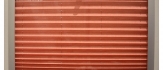 Czerwone plisy okienne z prowadnicami 